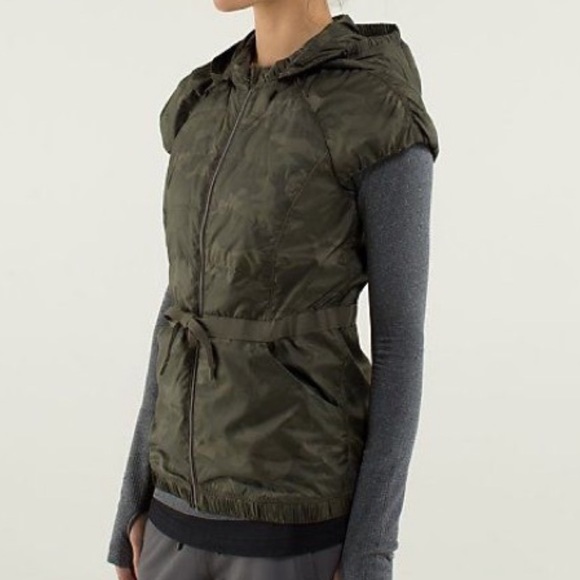 lululemon athletica Jackets & Blazers - Lululemon spring fling puffy vest camo size 6